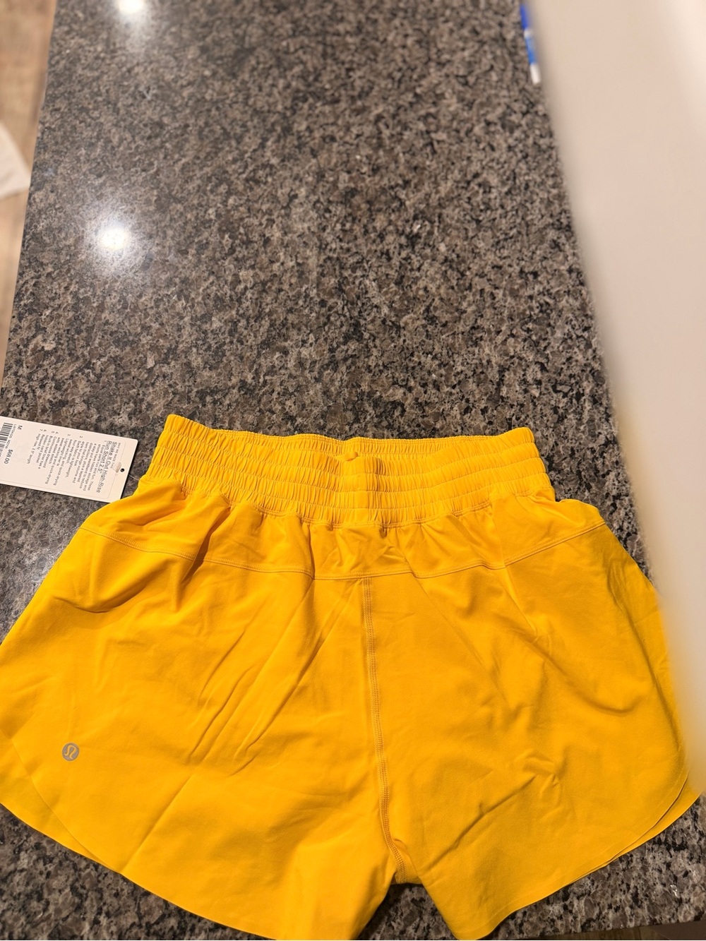 lululemon athletica Yellow High-Rise Shake it out Short 2.5" Maize yellow - Picture 2 of 5